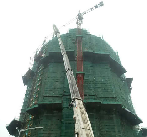 柘城吊车在工地上作业
